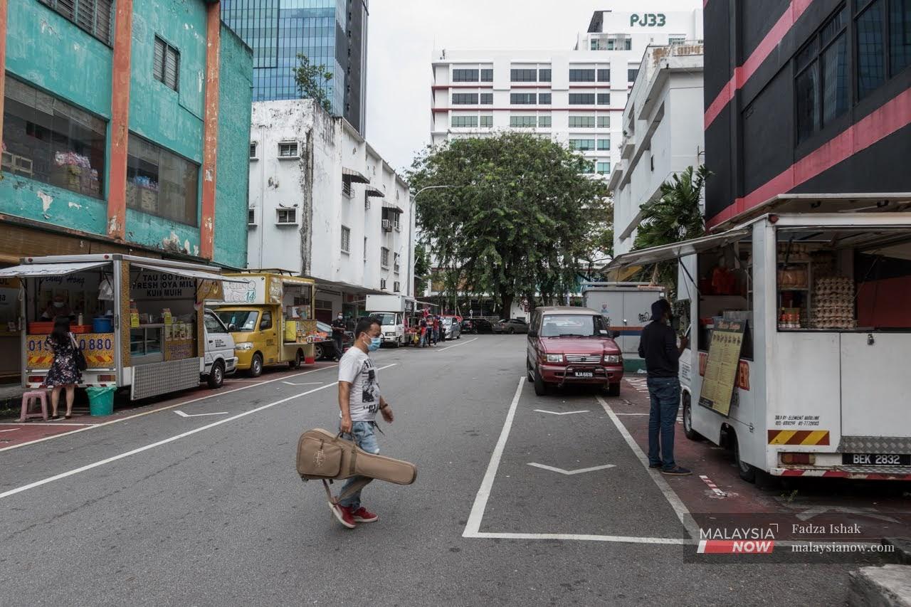 Orang ramai mengambil sikap duduk di rumah selepas pelaksanaan PKPB di Selangor, Kuala Lumpur dan Putrajaya. Jalan-jalan utama kelihatan tidak sibuk dengan kenderaan seperti sebelum ini.