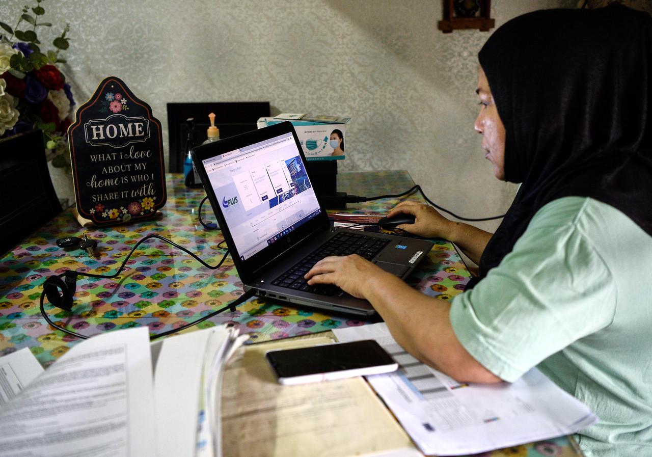 The majority of staff at public service departments will have to work from home until the end of the month. Photo: Bernama