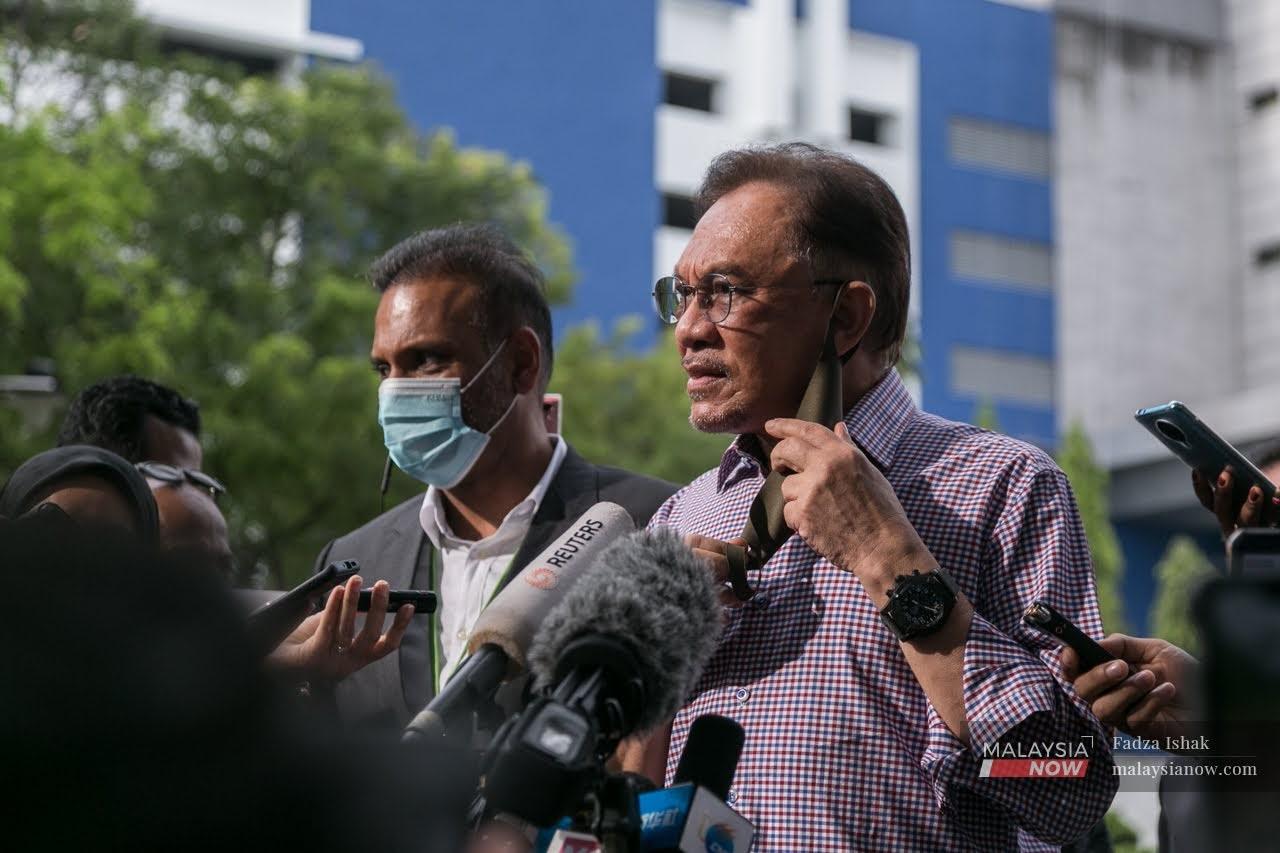 Presiden PKR Anwar Ibrahim selepas memberi keterangan di Bukit Aman pada 16 Oktober lalu bagi membantu siasatan berkenaan dakwaannya mempunyai sokongan ahli Parlimen bagi membentuk kerajaan baru.