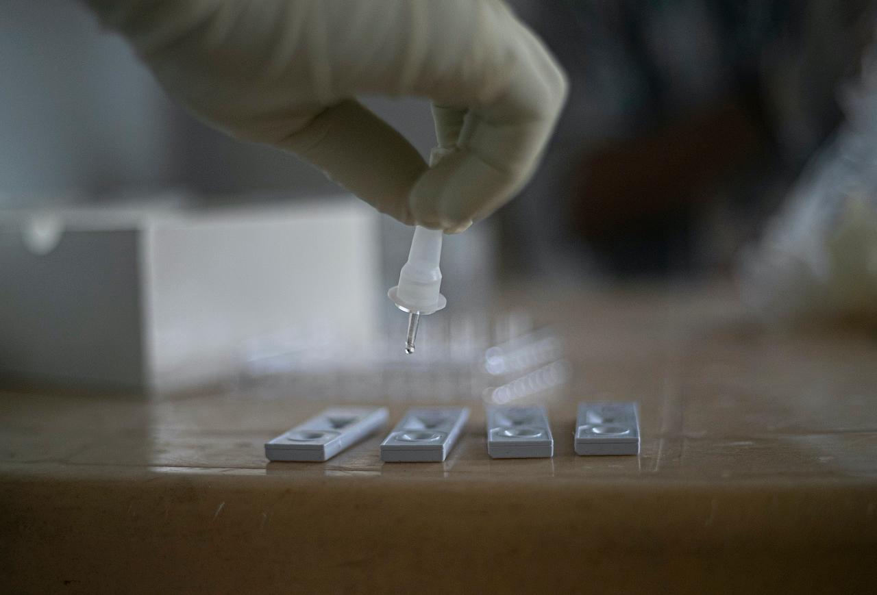 Adakah kerajaan akan pertimbang pelaksaan darurat bagi mengekang pandemik Covid-19 dalam negara ini. Gambar: AP