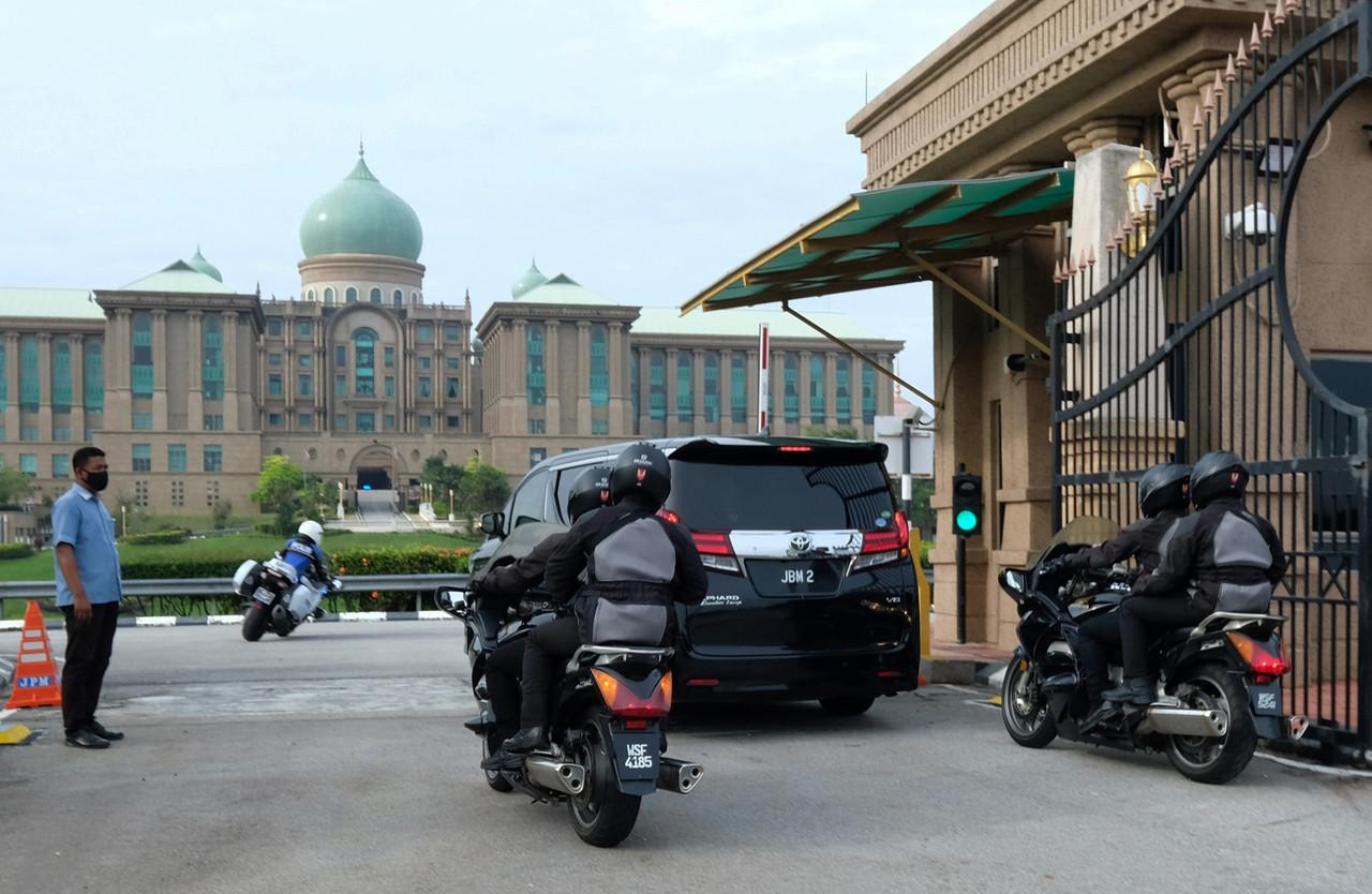 The vehicle carrying Prime Minister Muhyiddin Yassin enters the Perdana Putra compound in Putrajaya ahead of the special Cabinet meeting today. Photo: Bernama