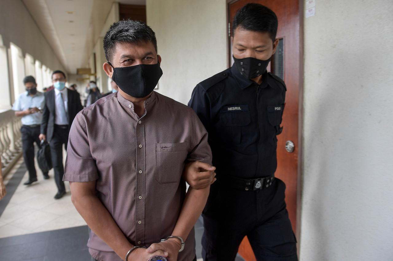 Bekas setiausaha politik kepada bekas Menteri Pertahanan Mohamad Sabu, Mohd Azhar Che Mat Dali (kiri) dihadapkan ke Mahkamah Sesyen Shah Alam hari ini, atas pertuduhan menerima dan meminta suapan berjumlah RM130,000 daripada sebuah syarikat kontraktor bagi membantu mendapatkan projek di Kementerian Pertahanan. Gambar: Bernama.