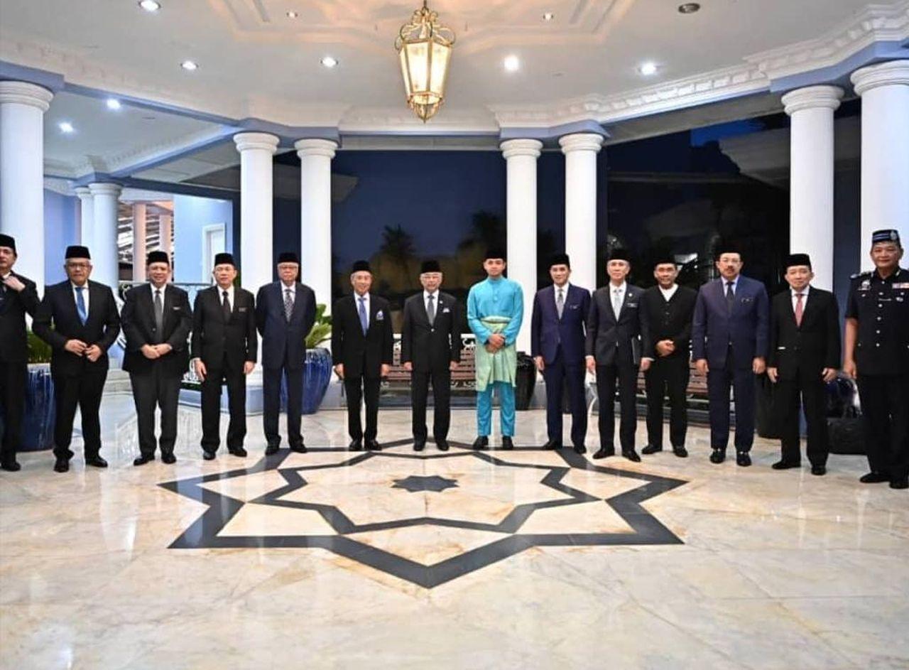 Gambar yang disebarkan di media sosial menunjukkan Muhyiddin Yassin dan anggota Kabinetnya bersama Agong di istana negara di Kuantan semalam.