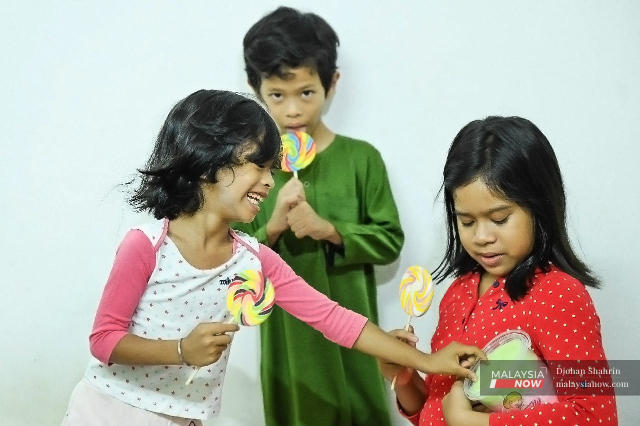 Kanak-kanak menikmati makanan ringan di rumah sejak penutupan sesi persekolahan akibat Perintah Kawalan Pergerakan Bersyarat (PKPB).