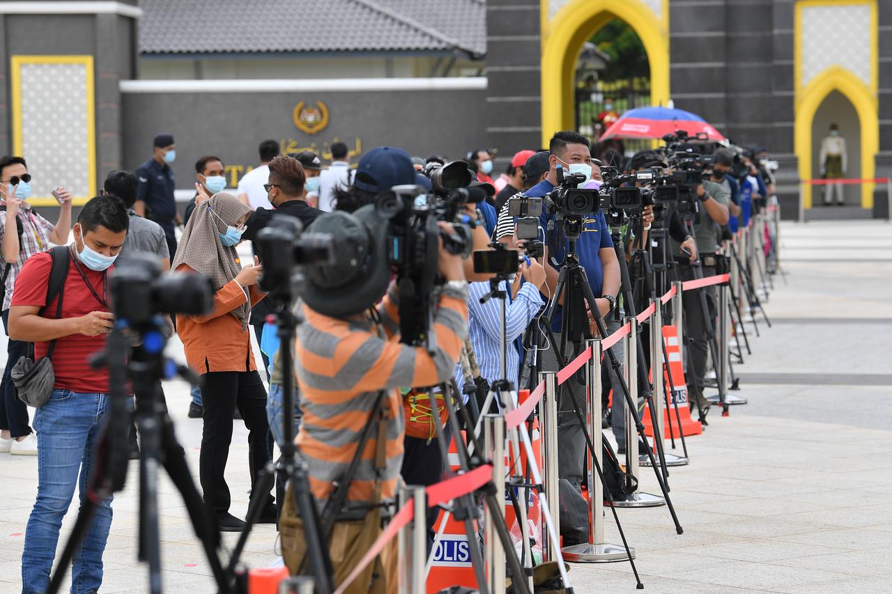 Pengamal media tempatan dan antarabangsa berkumpul di pintu utama Istana Negara bagi menanti keberangkatan tiba Raja-Raja Melayu di Kuala Lumpur. Gambar: Bernama.