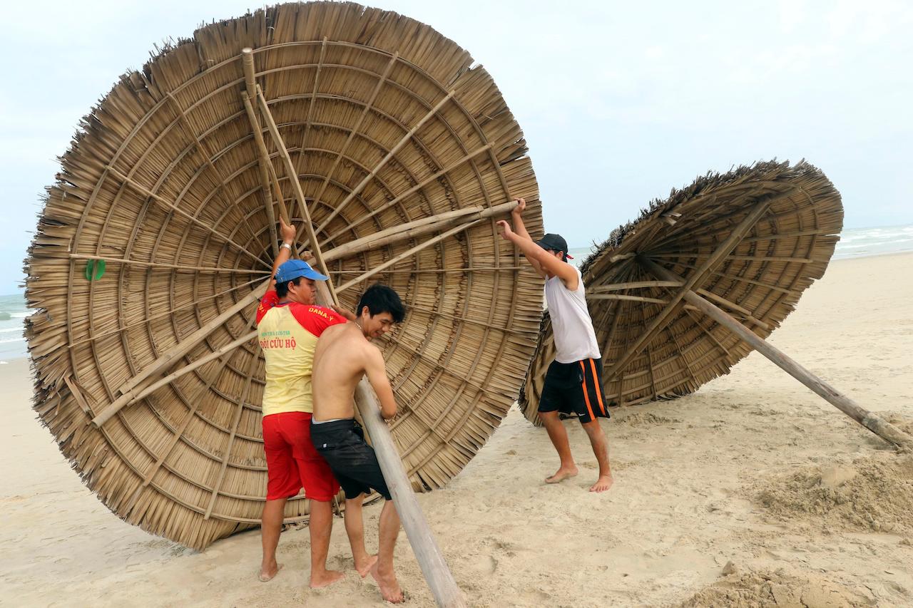 People remove beach cabanas ahead of typhoon Molave in Danang, Vietnam, Oct 26. Photo: AP