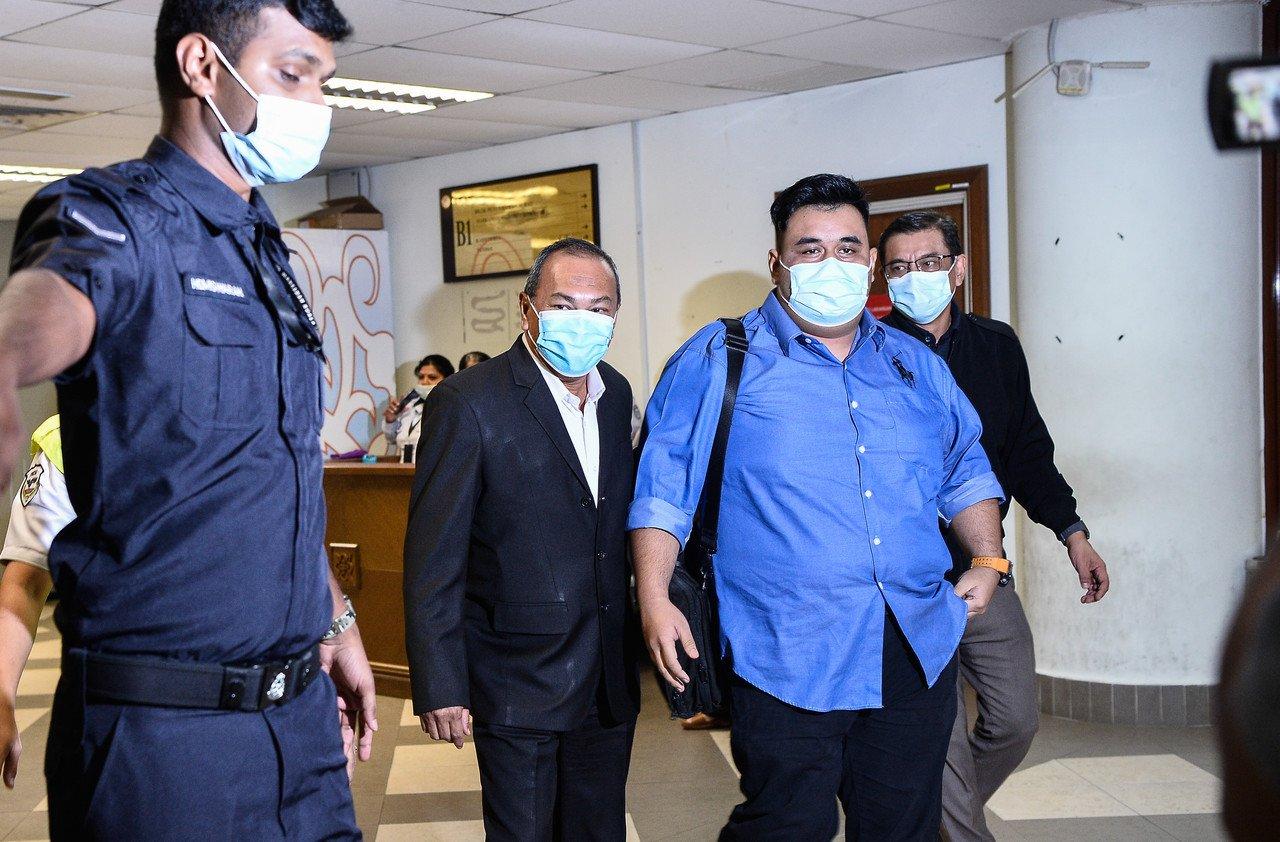 Bekas Ketua Pengarah Perisikan Pertahanan Lt Jen Sheikh Mokhsin Sheikh Hassan (dua, kiri) didakwa di Mahkamah Sesyen hari ini atas 17 pertuduhan menerima dan meminta suapan daripada sebuah syarikat kontraktor berhubung beberapa projek di Kementerian Pertahanan. Gambar: Bernama