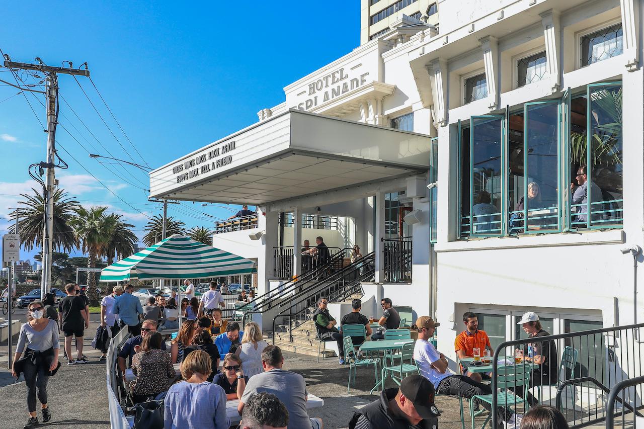 Diners gather outside a popular restaurant in St Kilda in Melbourne, Oct 28. Photo: AP
