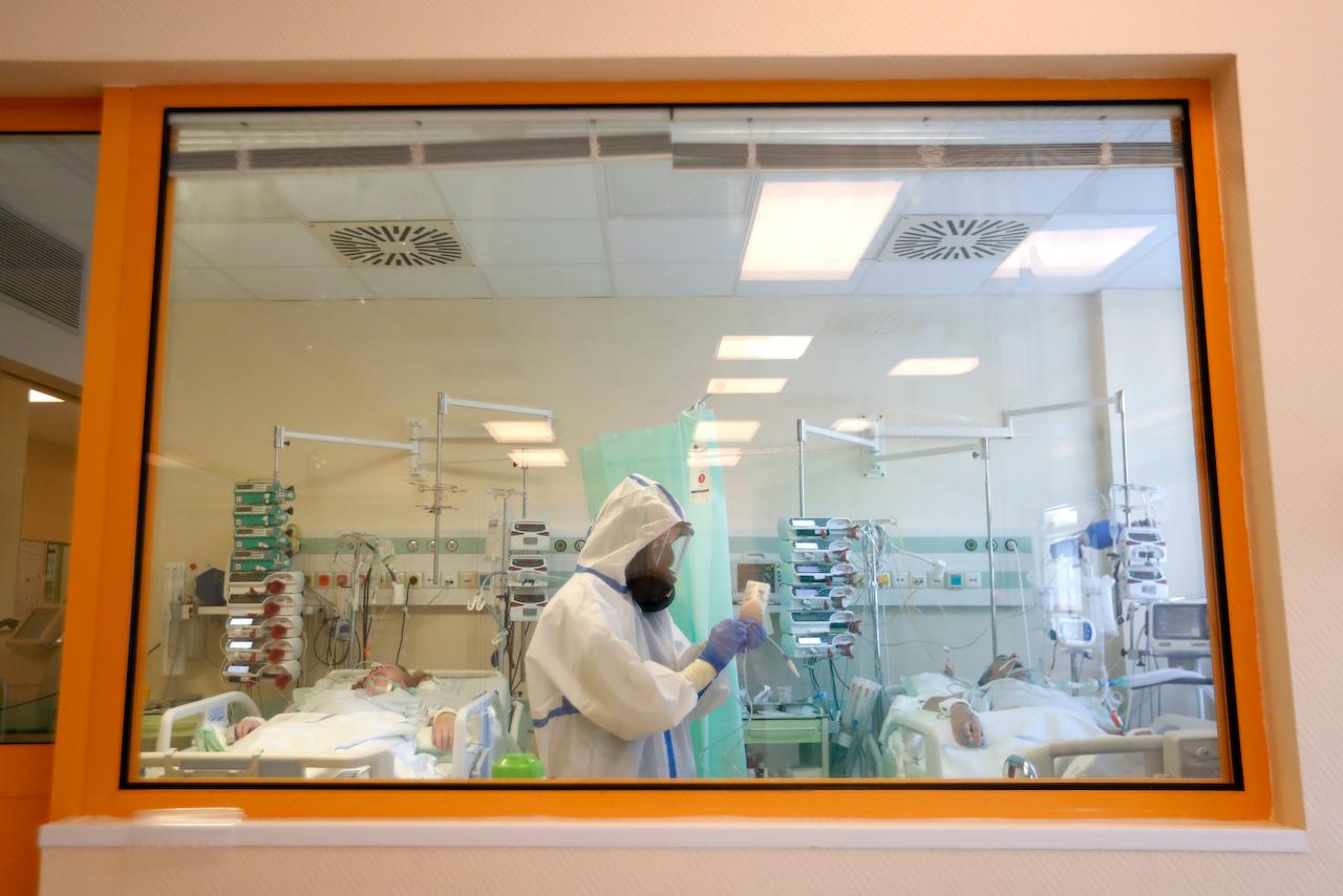 A healthcare worker attends to Covid-19 patients at the ICU at a hospital in Kyjov, Czech Republic, Oct 22. Photo: AP