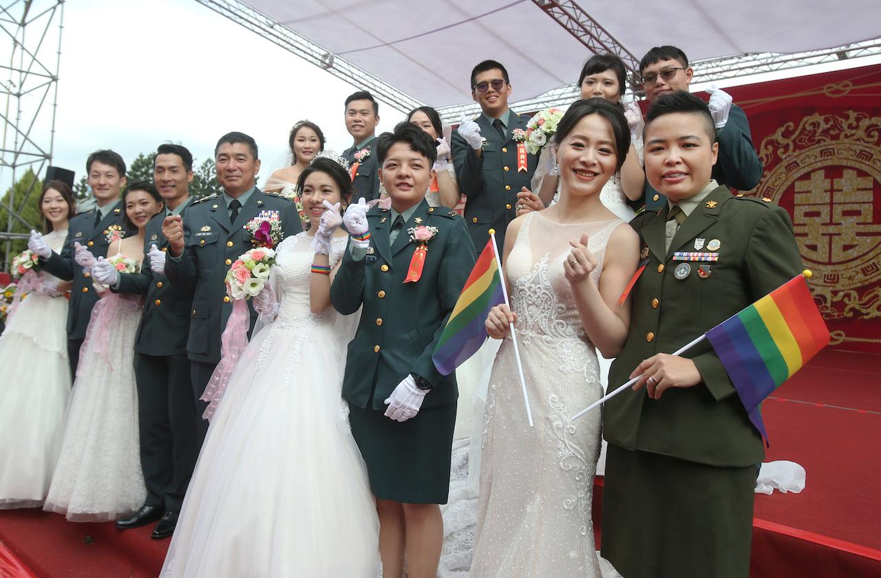 (From right to left) Yi Wang and Yumi Meng, Chen Ying-hsuan and Li Li-chen pose for a photo during a military mass weddings ceremony in Taoyuan city, northern Taiwan, Oct 30. Photo: AP