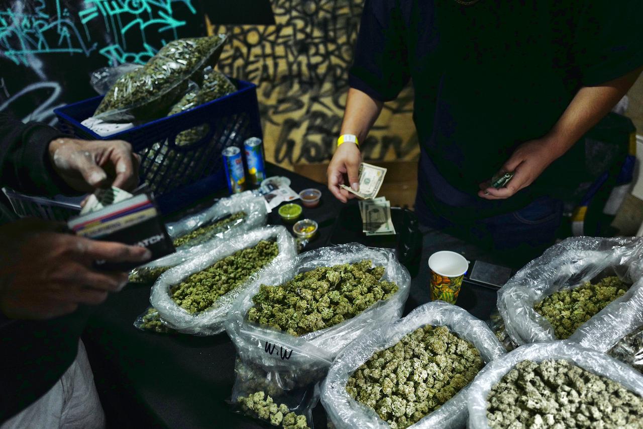A vendor makes change for a marijuana customer at a cannabis marketplace in Los Angeles on April 15, 2019. Photo: AP