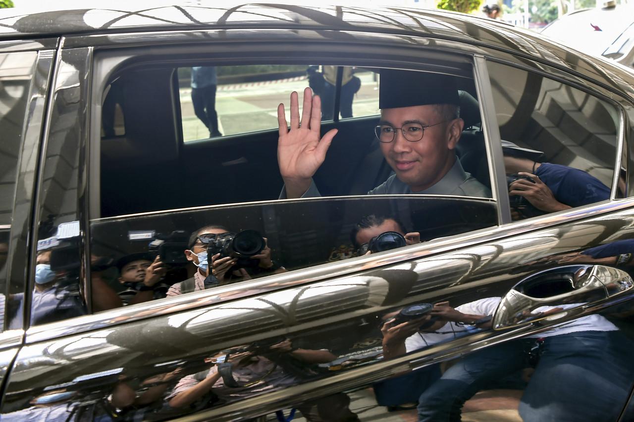 Menteri Kewangan Tengku Zafrul Aziz melambai tangan kepada pengamal media semasa menuju ke bangunan Parlimen bagi membentangkan Belanjawan 2021 pada 6 November, 2020. Gambar: Bernama
