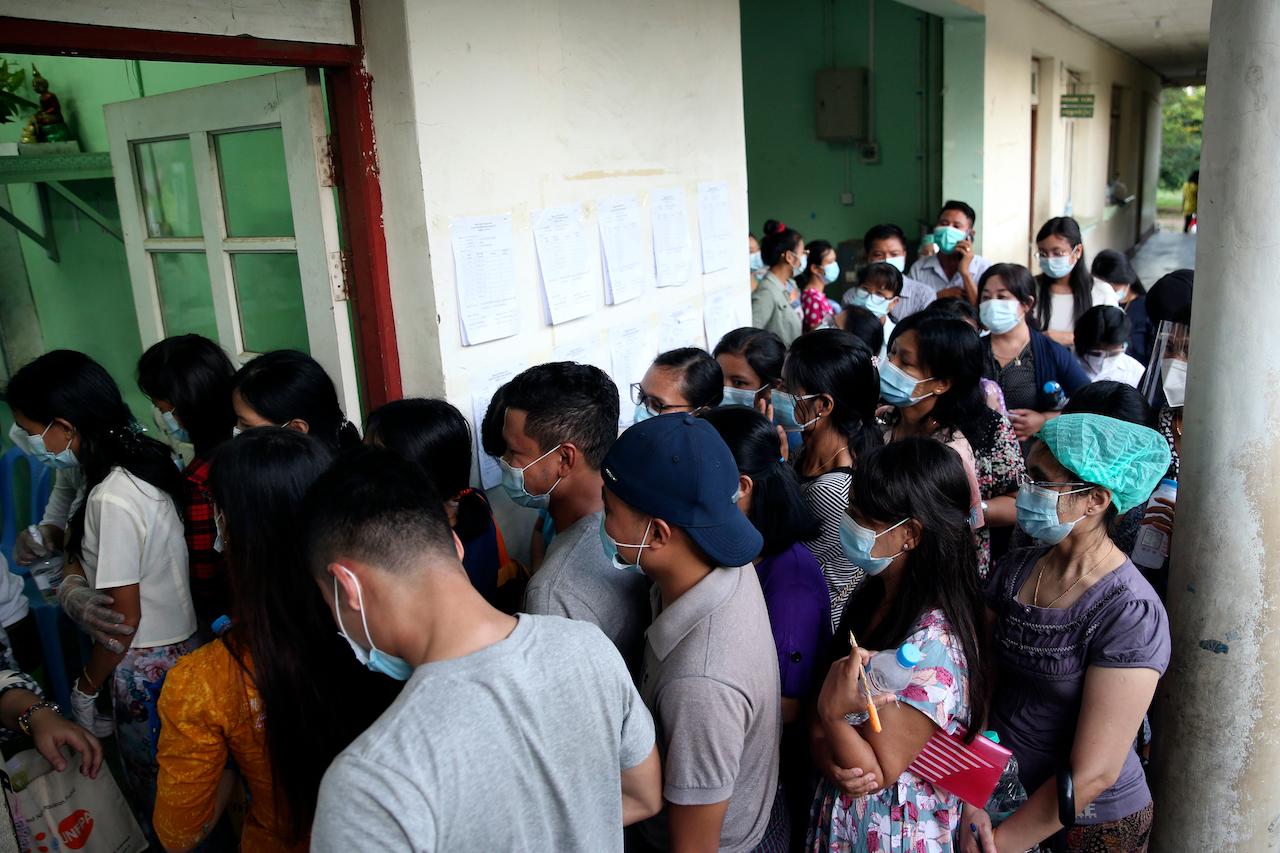 Voters wearing face masks line up to cast their ballots at a polling station Nov 8 in Naypyitaw, Myanmar. Photo: AP