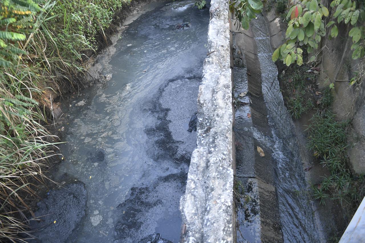 Polluted water around the Sungai Selangor treatment plant. Photo: Bernama