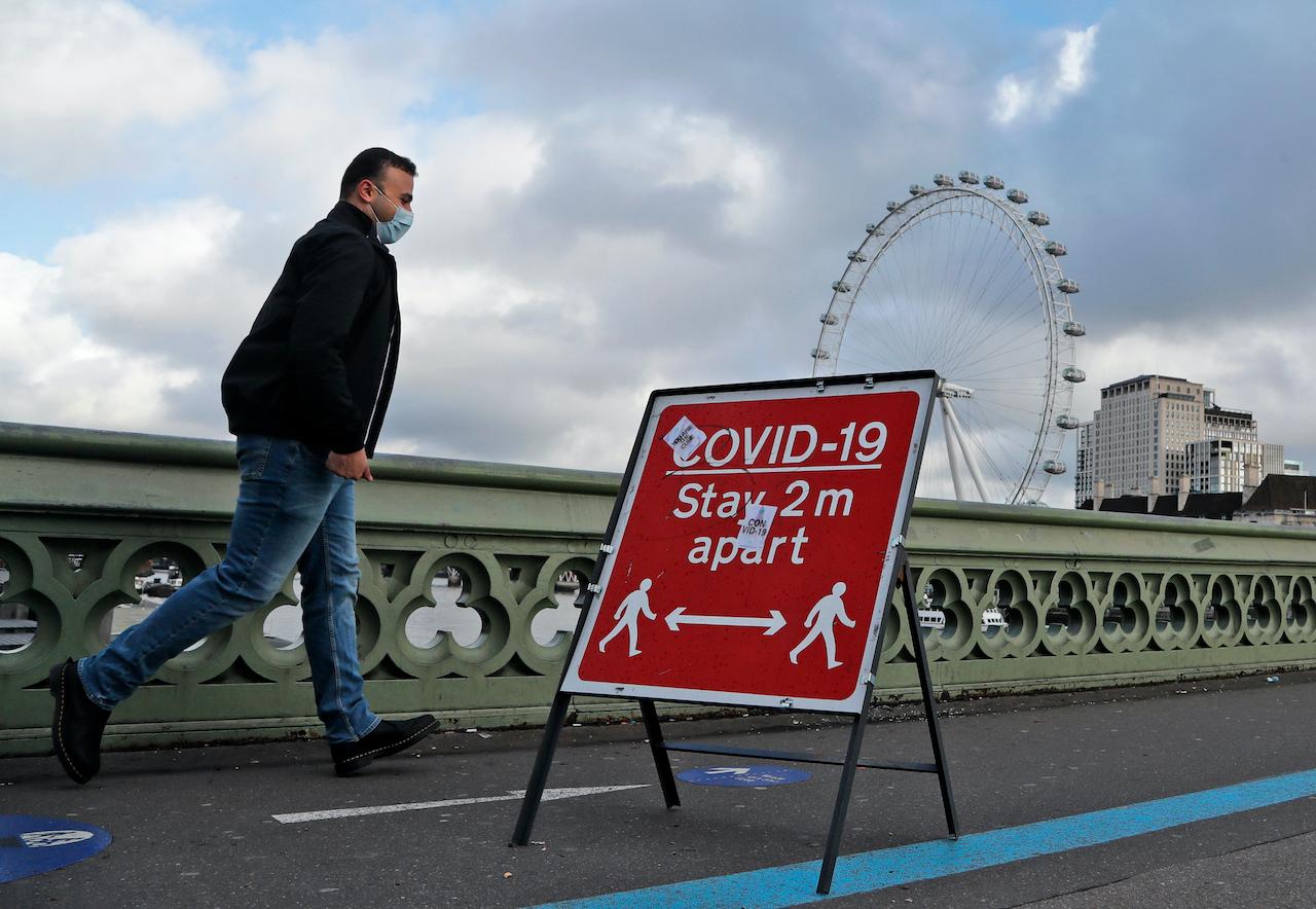 A man walks over Westminster Bridge during the second coronavirus lockdown in London, Nov 10. Photo: AP