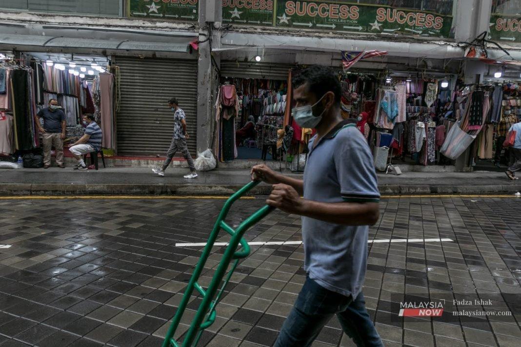 Pihak berkuasa mencari jalan menghantar pulang Pati yang dikhuatiri menjadi bom jangka pandemik Covid-19.