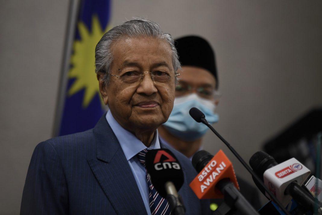 Dr Mahathir Mohamad ketika sidang media di Bangunan Parlimen hari ini. Gambar: Bernama