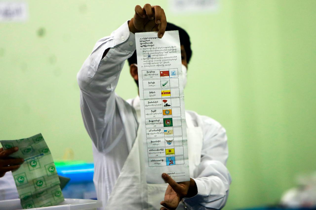An official of the Union Election Commission count ballots at a polling station, Nov 8, in Naypyitaw, Myanmar. Photo: AP
