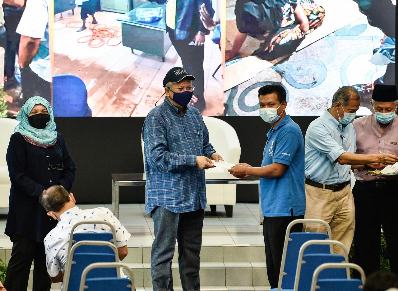 Menteri Wilayah Persekutuan Annuar Musa (dua, kiri) menyerahkan sumbangan kepada mangsa banjir pada Majlis Sesi Sumbangan Mangsa Banjir Kilat Wilayah Persekutuan Kuala Lumpur di Dewan Serbaguna Kampung Baru pada 14 November, 2020. Gambar: Bernama