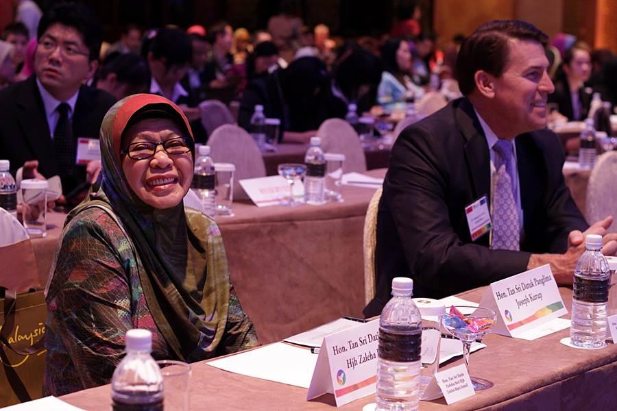 Bekas menteri Kabinet, Zaleha Ismail (kiri). Gambar: Global Peace Foundation Malaysia