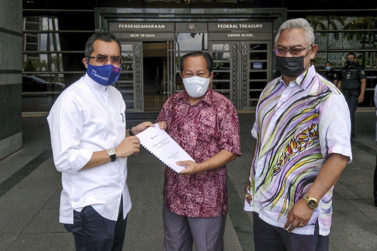 Noh Omar (kanan) menggesa kerajaan mewujudkan akta melindungi rakyat daripada ditipu "scammer". Gambar: Bernama