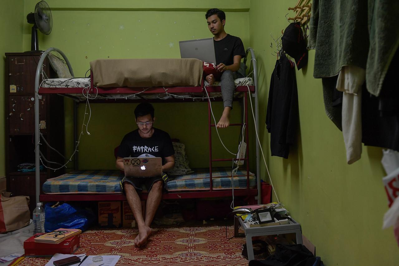 Pelajar institusi pengajian tinggi awam, Syukri A. Mokhtarudin dan Muhammad Hazim Zainal mengikuti kelas pembelajaran secara atas talian. Gambar: Bernama.