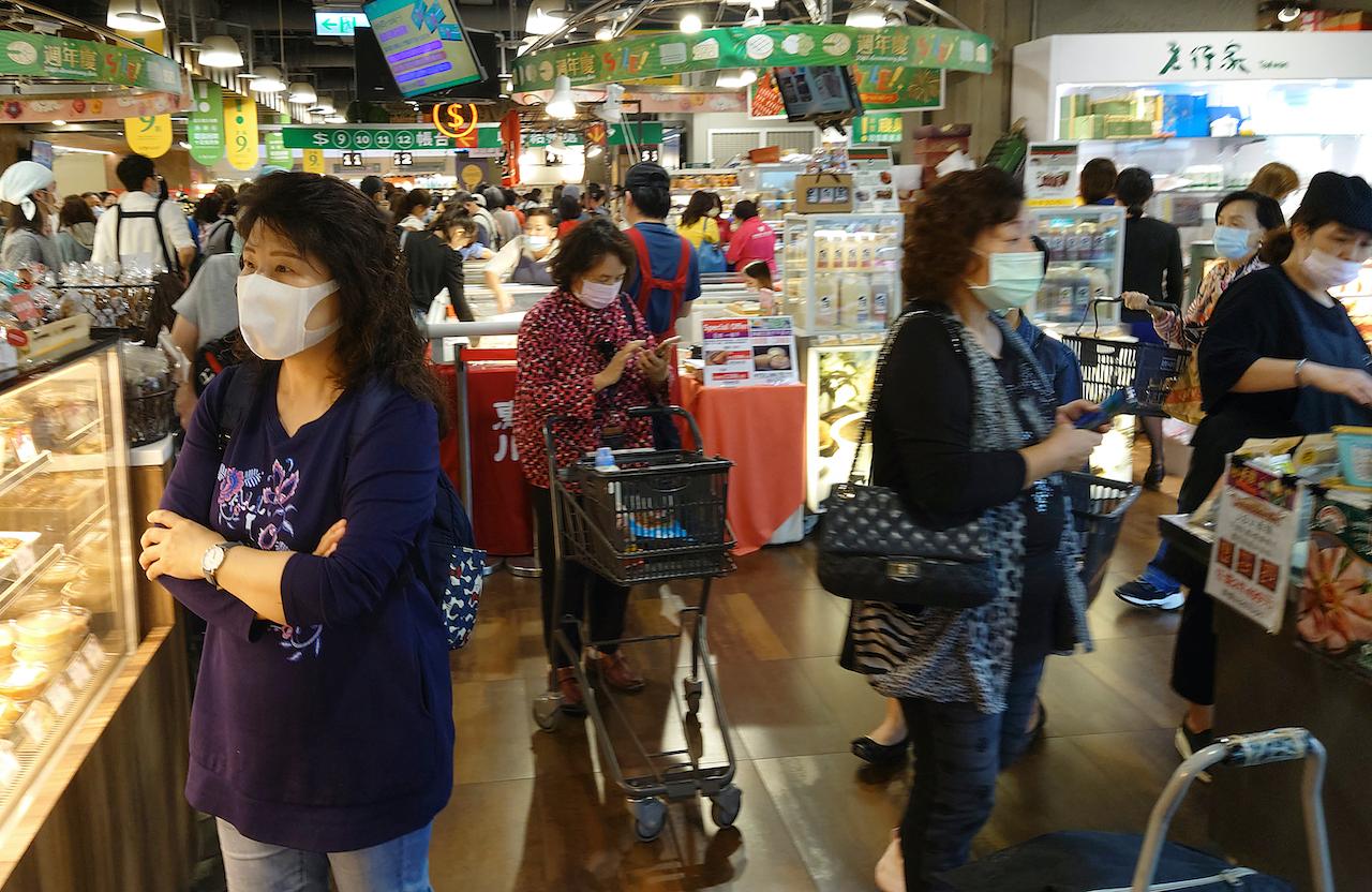 Shoppers wear face masks to help curb the spread of the coronavirus at a supermarket in Taipei, Taiwan, Nov 16. Photo: AP