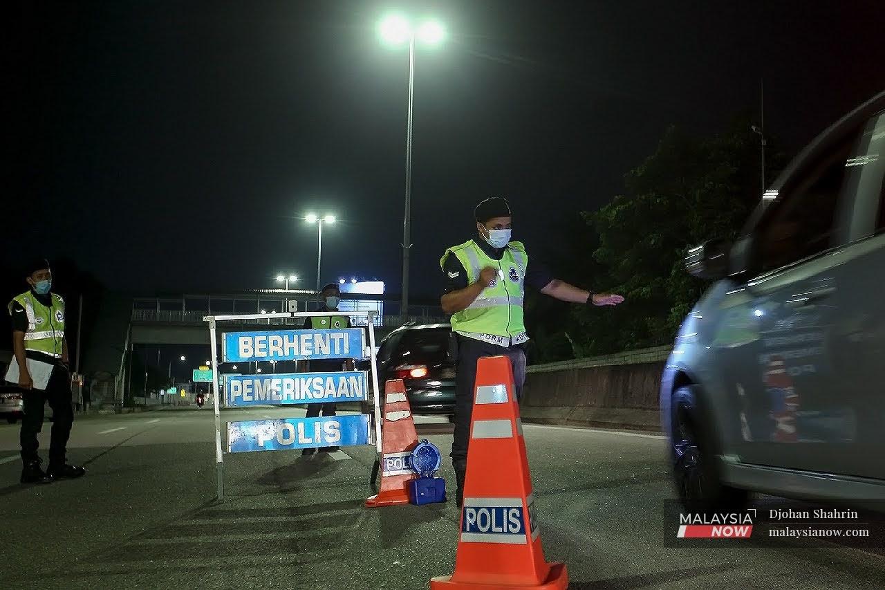 Sekatan jalan raya dilakukan pihak polis berikutan pelaksanaan Perintah Kawalan Pergerakan Bersyarat (PKPB) di semua negeri di semenanjung kecuali Perlis, Pahang dan Kelantan bagi mengekang penularan Covid-19.