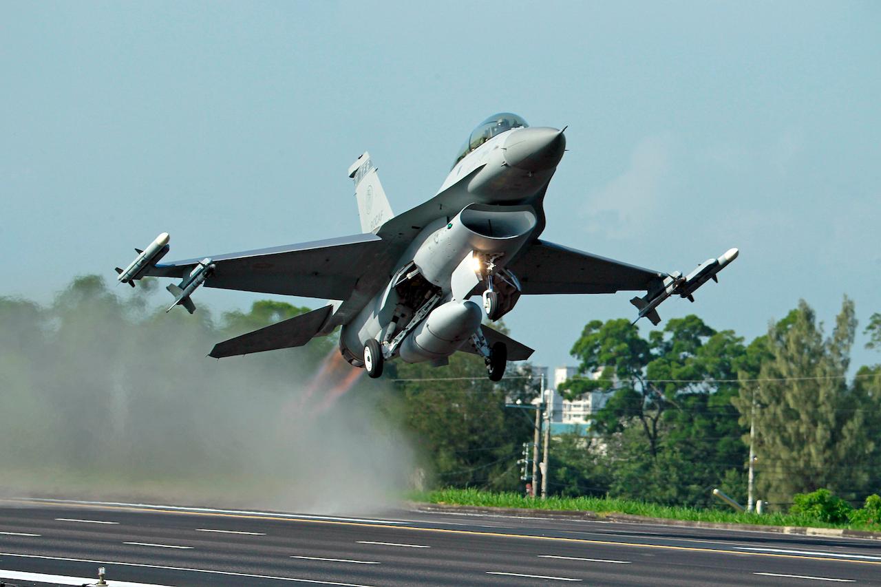 A F-16 fighter jet takes off during a military exercise in Chiayi, central Taiwan on Sept 16, 2014. Photo: AP