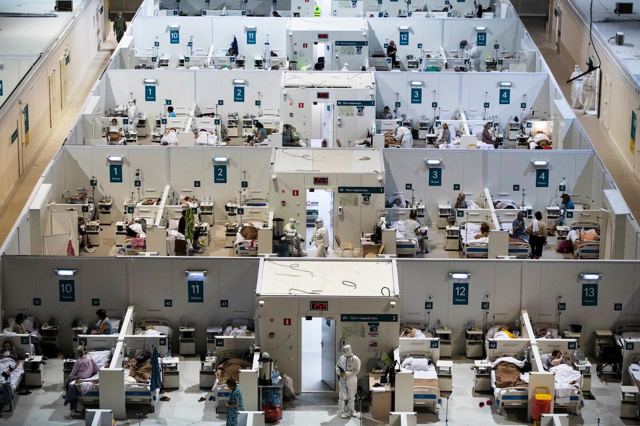 Medical workers and patients in the treatment hall of a temporary hospital for coronavirus patients in Moscow, Russia, Nov 18. Photo: AP
