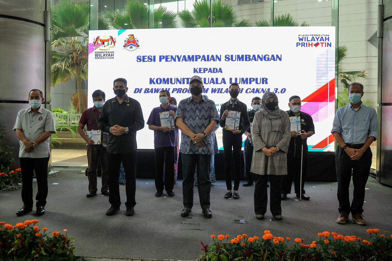 Menteri Wilayah Persekutuan Annuar Musa (tengah, depan) bergambar bersama penerima-penerima sumbangan Orang Kelainan Upaya (OKU) ketika Majlis Penyampaian Sumbangan kepada Komuniti Kuala Lumpur di bawah Program Wilayah Cakna 3.0 di Lobi Menara Dewan Bandaraya Kuala Lumpur (DBKL) 3, Jalan Raja Abdullah, pada 21 November, 2020. Gambar: Bernama