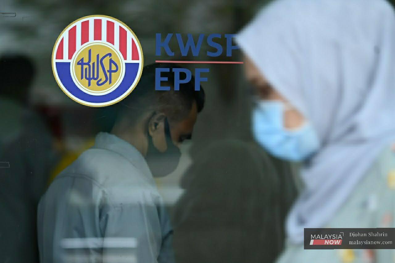 Orang Melayu dan Bumiputera lebih menyokong tindakan membolehkan pengeluaran simpanan Akaun 1 Kumpulan Wang Simpanan Pekerja (KWSP) berbanding kaum Cina dan India.