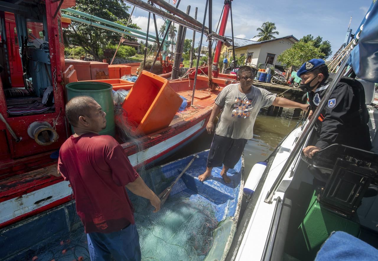 Pasukan Polis Marin Pengkalan Kubor memberi peringatan kepada nelayan di Sungai Geting agar tidak turun ke laut menangkap ikan semasa meninjau sempadan Malaysia Thailand di Sungai Golok baru-baru ini. Gambar: Bernama