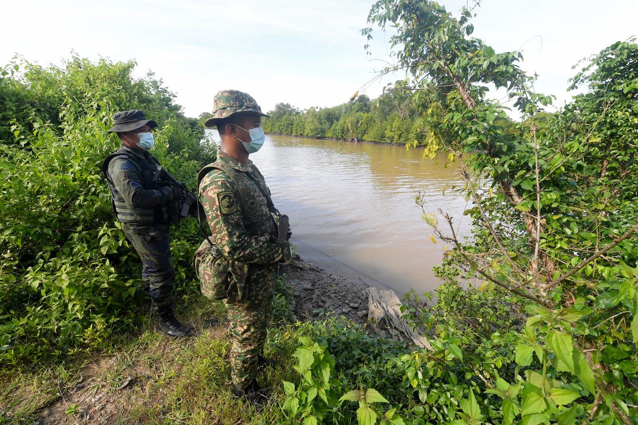 Gambar dirakam pada 6 November, menunjukkan anggota tentera dan Pasukan Gerakan Am (PGA) membuat rondaan berhampiran Sungai Daling dalam Operasi Cegah Pati (OCP) di Kampung Sungai Daling Luboh, Sandakan, Sabah. Gambar: Bernama