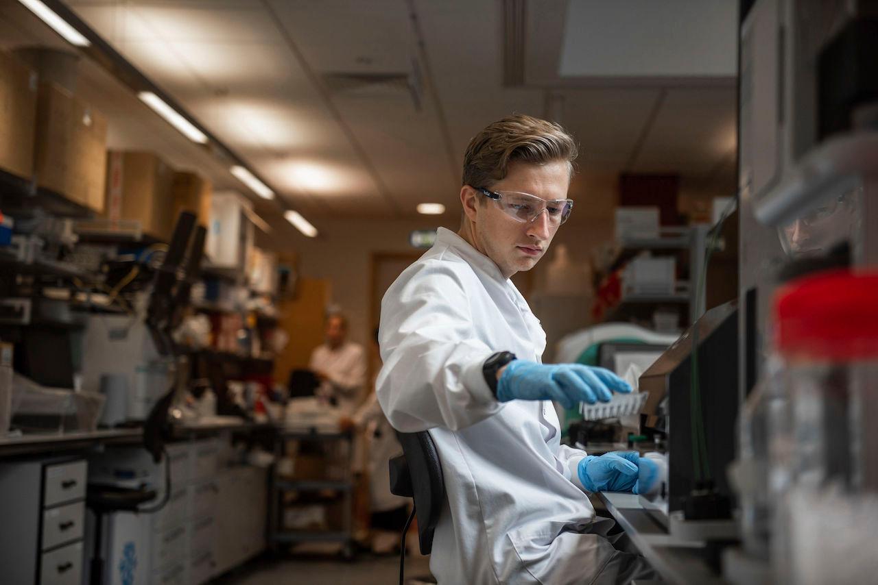 A researcher at the Jenner Institute in Oxford, England works on the coronavirus vaccine developed by AstraZeneca and Oxford University. Photo: AP