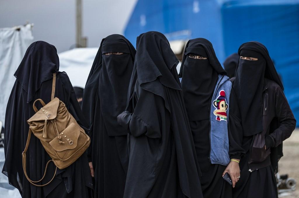Syrian women get ready to leave a camp holding relatives of alleged Islamic State group fighters, in the al-Hasakeh governorate in northeastern Syria, Nov 16. Photo: AFP