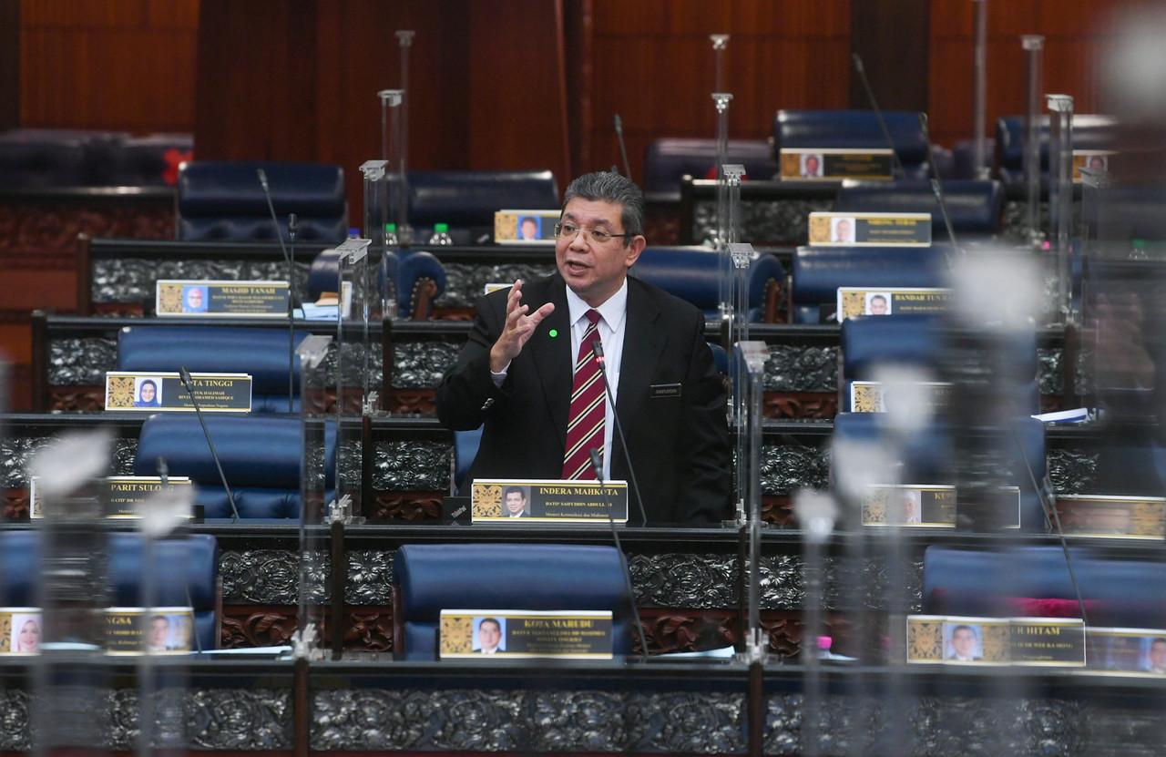 Menteri Komunikasi dan Multimedia Saifuddin Abdullah ketika menggulung perbahasan Rang Undang-undang Perbekalan 2021 pada Mesyuarat Ketiga Penggal Ketiga Parlimen ke-14 di Bangunan Parlimen hari ini. Gambar: Bernama