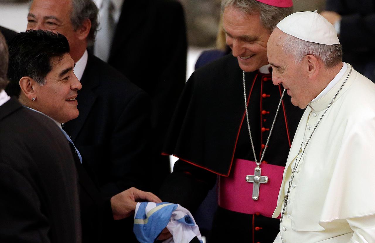 Argentine football legend Diego Armando Maradona (left) greets Pope Francis at the Vatican in this Sept 1, 2014 file picture. Photo: AP