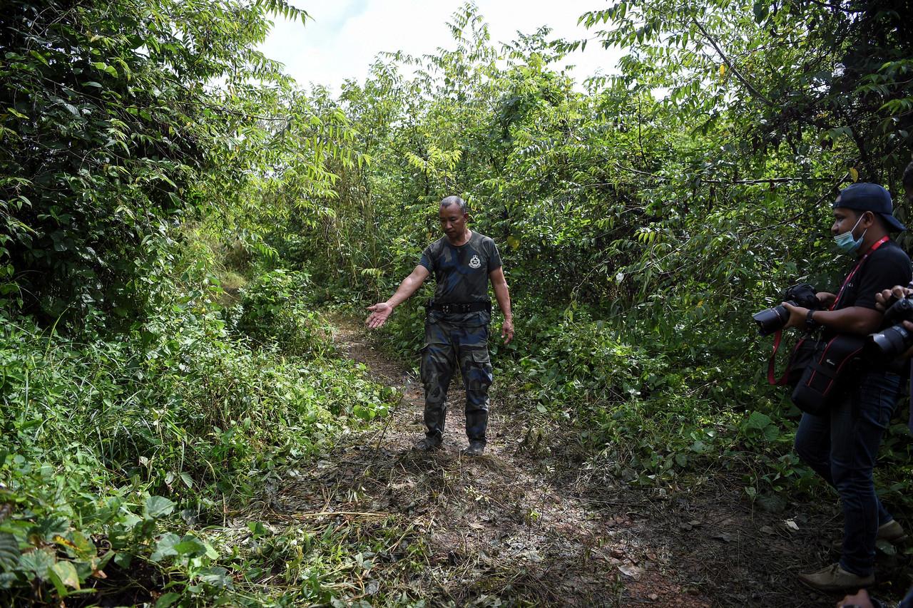 Anggota Pasukan Gerakan Am (PGA) Koperal Judin Awi, menunjukkan kawasan mendiang Koperal Baharuddin Ramli, 54, yang terkorban ketika bertugas di sempadan Malaysia-Thailand. Gambar: Bernama