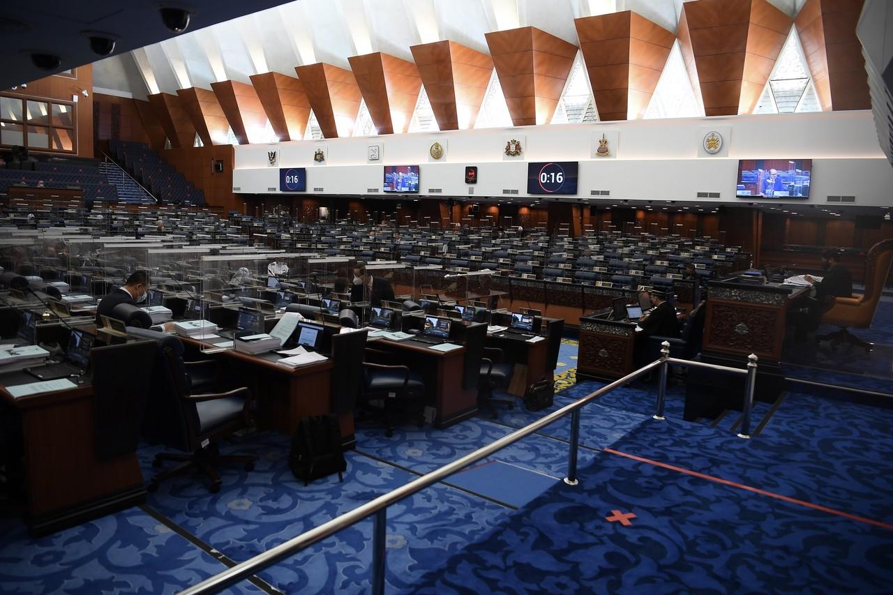 Ahli-ahli parlimen ketika menghadiri Mesyuarat Penggal Ketiga Parlimen ke-14 di Bangunan Parlimen. Gambar: Bernama
