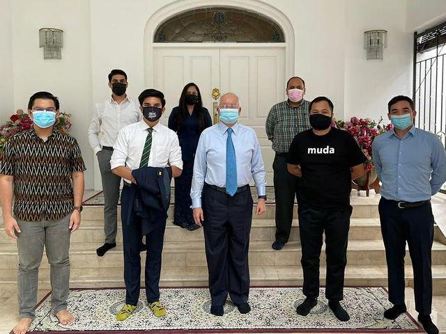 Saufy Nizar Abdul Rahman (memakai baju-T hitam) bersama Syed Saddiq Syed Abdul Rahman (dua dari kiri) semasa pertemuan mereka dengan bekas perdana menteri Najib Razak (tengah), dalam gambar yang dimuat naik di Instagram.
