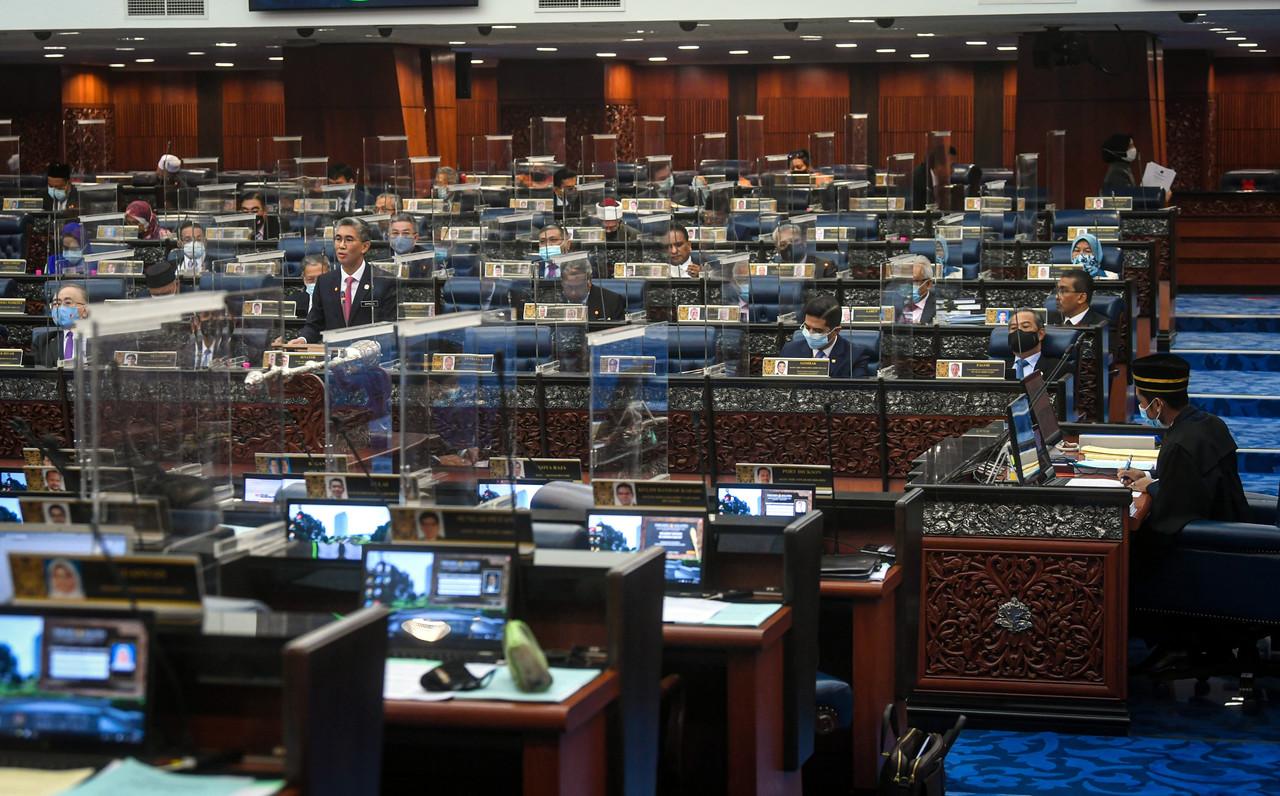 Menteri Kewangan Tengku Zafrul Aziz kelihatan berucap pada mesyuarat ketiga Penggal Ketiga Parlimen ke-14 di Bangunan Parlimen pada 26 November, 2020. Gambar: Bernama