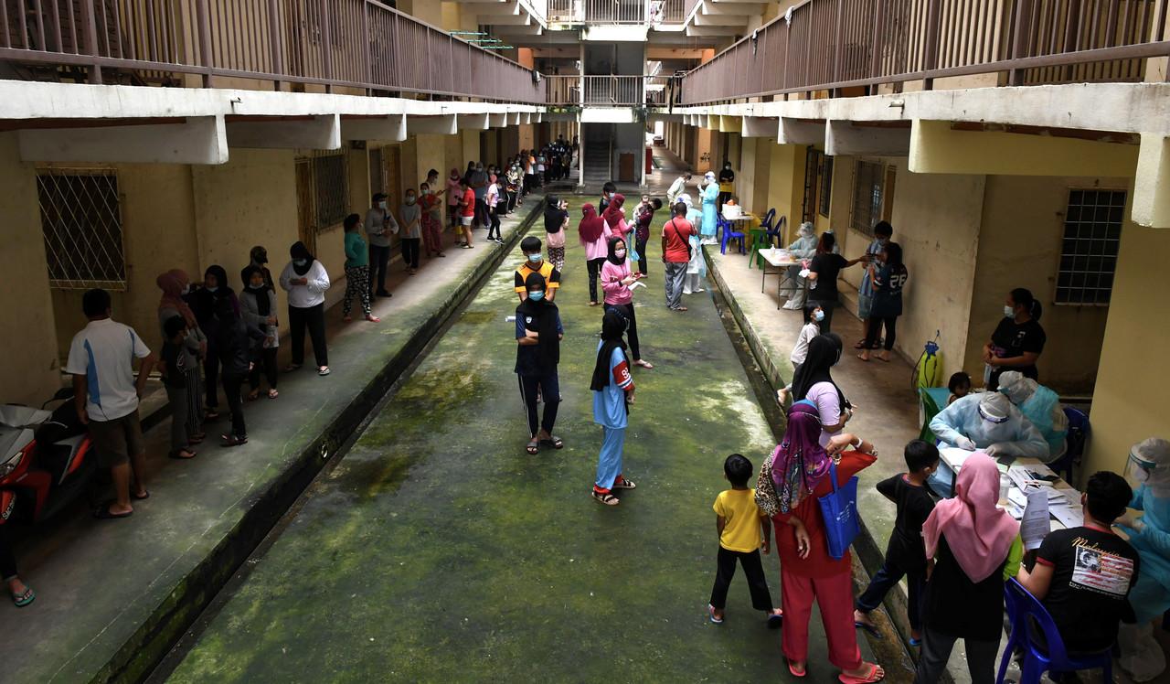Health workers screen residents of Taman Telipok Ria for Covid-19 in Kota Kinabalu, Sabah. Photo: Bernama