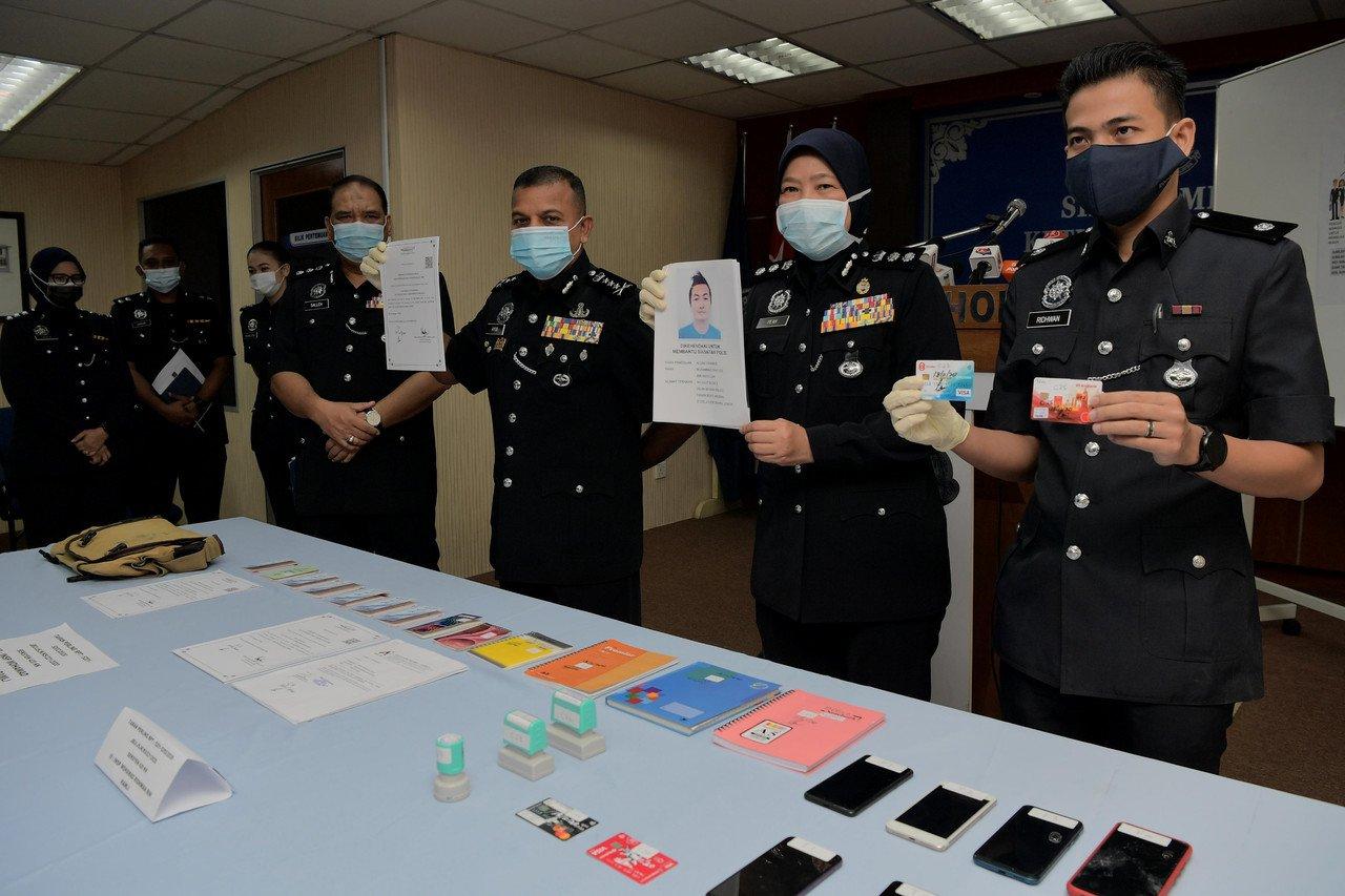 Ketua Polis Johor Ayob Khan Mydin Pitchay (tiga dari kanan) dalam satu sidang media pada 23 November lalu, mengenai kejayaan menumpaskan Kumpulan Allan yang aktif melakukan kegiatan pembekalan kad ATM kepada sindiket penipuan Macau Scam. Gambar: Bernama