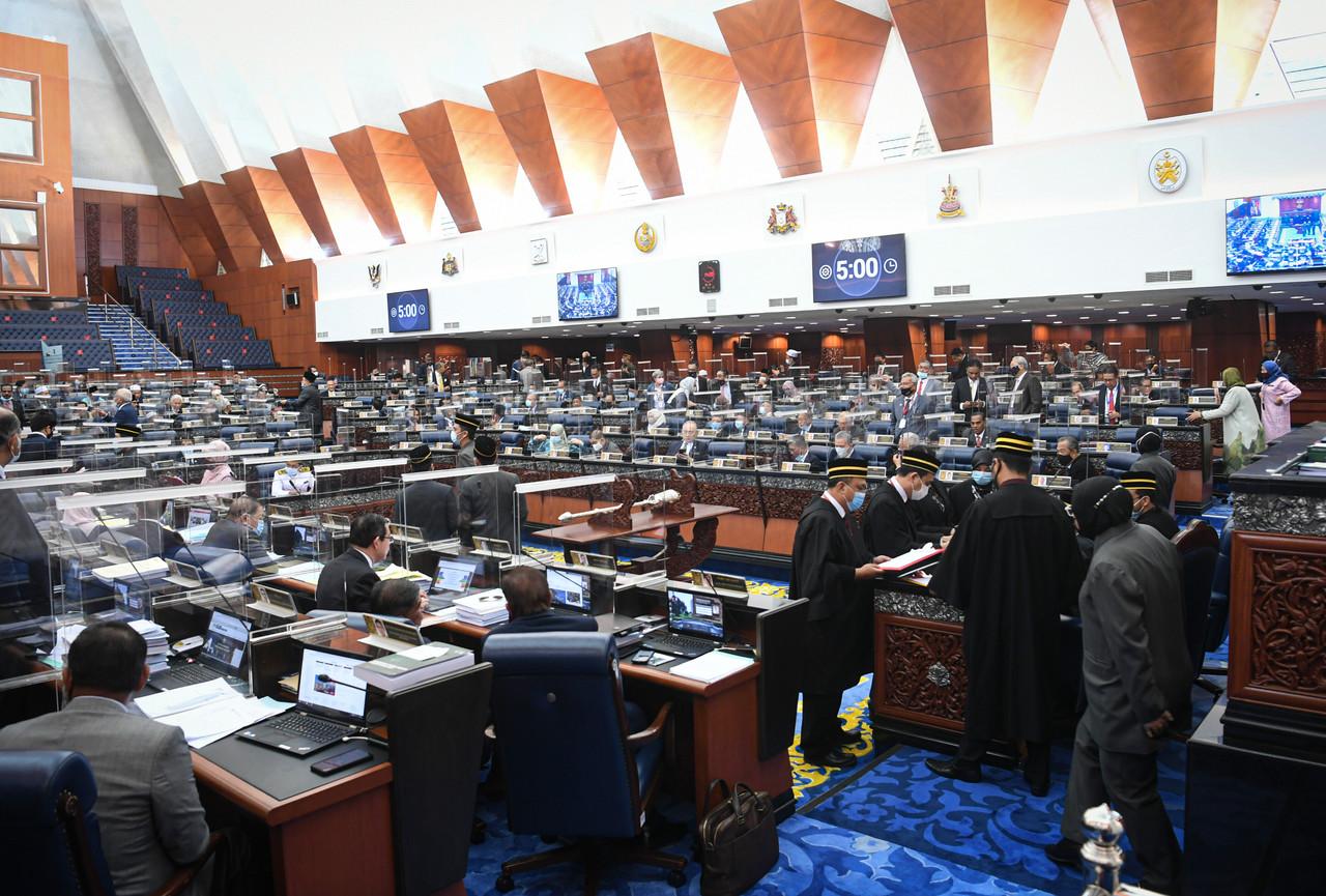 Antara reaksi ahli-ahli Parlimen ketika undian belah bahagi di Dewan Rakyat semalam. Gambar: Bernama