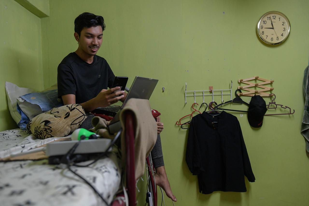 Gambar yang dirakam pada 6 November lalu menunjukkan seorang pelajar institusi pengajian tinggi awam Muhammad Hazim Zainal sedang mengikuti kelas pembelajaran secara dalam talian. Gambar: Bernama