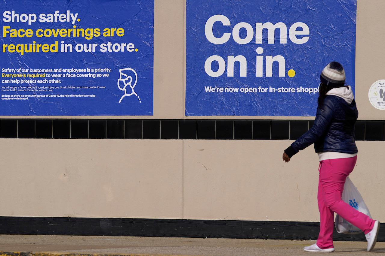 A shopper walks to a retail store in Illinois, Nov 29. Photo: AP