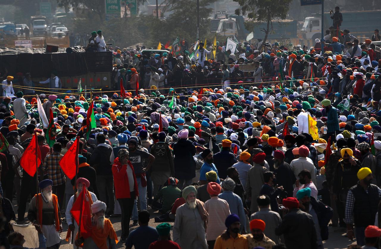 Indian farmers hold a meeting at the Delhi-Haryana state border, India, Nov 29. Photo: AP
