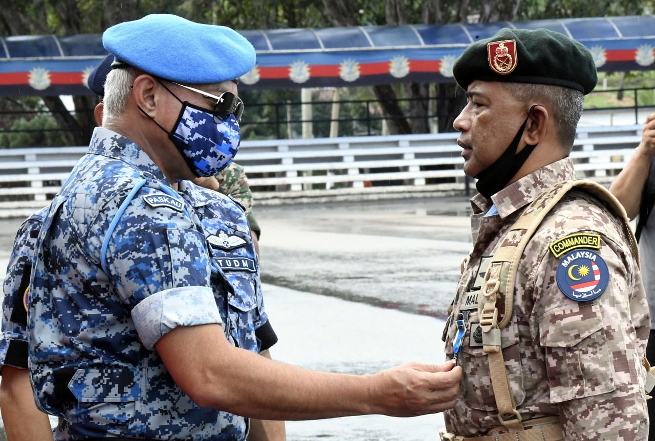 Panglima Angkatan Tentera Jeneral Affendi Buang (kiri) menyemat Pingat Perkhidmatan Negara Bangsa-Bangsa Bersatu (PNBB) kepada Komander Batalion Malaysia (Malbatt) 850-7 Kol. Khairul Anwar Shoib pada majlis Pembubaran dan Penganugerahan Pingat PNBB, Malbatt 850-7 pada 3 Disember, 2020. Gambar: Bernama