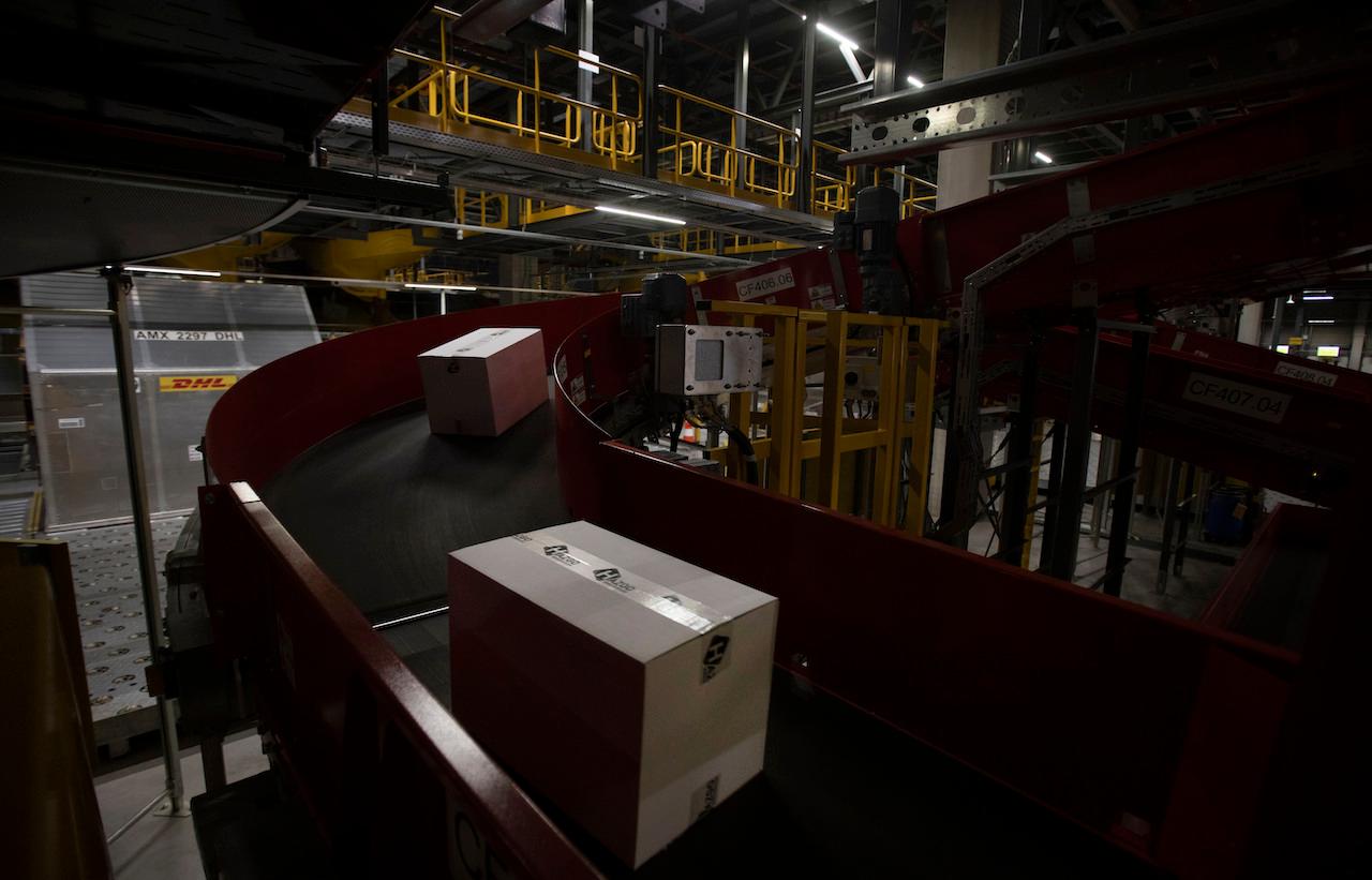 Cool boxes move on a conveyer belt during a demonstration on the handling and logistics of vaccines and medicines at a cargo warehouse in Steenokkerzeel, Belgium, Dec 1. Photo: AP